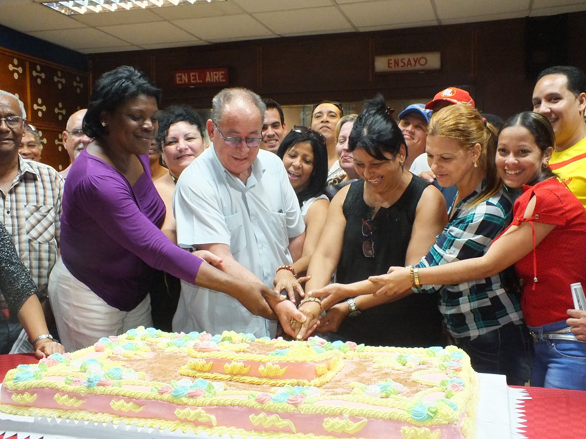 Sostuvo mi mano en 2012, lo recuerdo como si fuera hoy, nos dio la seguridad y la firmeza para seguir #DePieYCombatiendo después del huracán Sandy. Feliz cumpleaños al eterno secretario de #SantiagoDeCuba. 

<a href="/LaCmkc/">Amigos de la Cmkc</a> <a href="/mambisa25/">Elena Labrada Gelis</a> <a href="/Yuniorsantiago7/">Yuniorsantiago</a> <a href="/BeatrizJUrrutia/">Beatriz Johnson Urrutia</a> <a href="/ManuelFalconH/">Manuel Falcón Hernández 🇨🇺</a>