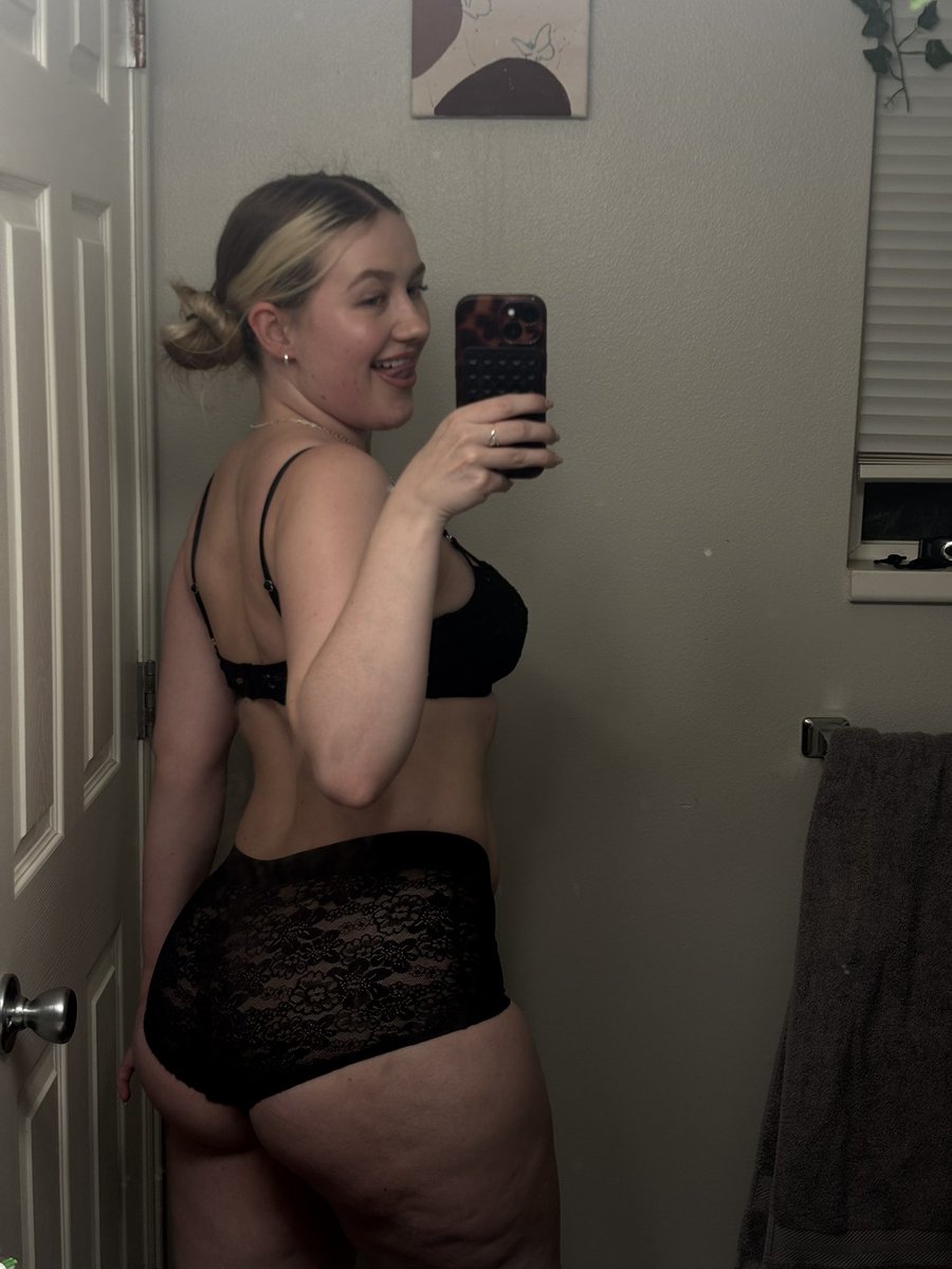 reniii003's tweet photo. Come take a bite 🖤 https://t.co/3aNrQEuGIx