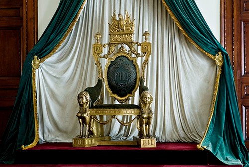 O trono não foi extinto e a linha de sucessão seguiu. O Brasil tem origem e tradição monárquica e a família imperial brasileira está pronta para voltar à chefia de Estado.
República nunca deu certo no Brasil. Monarquia Constitucional Parlamentar Já!