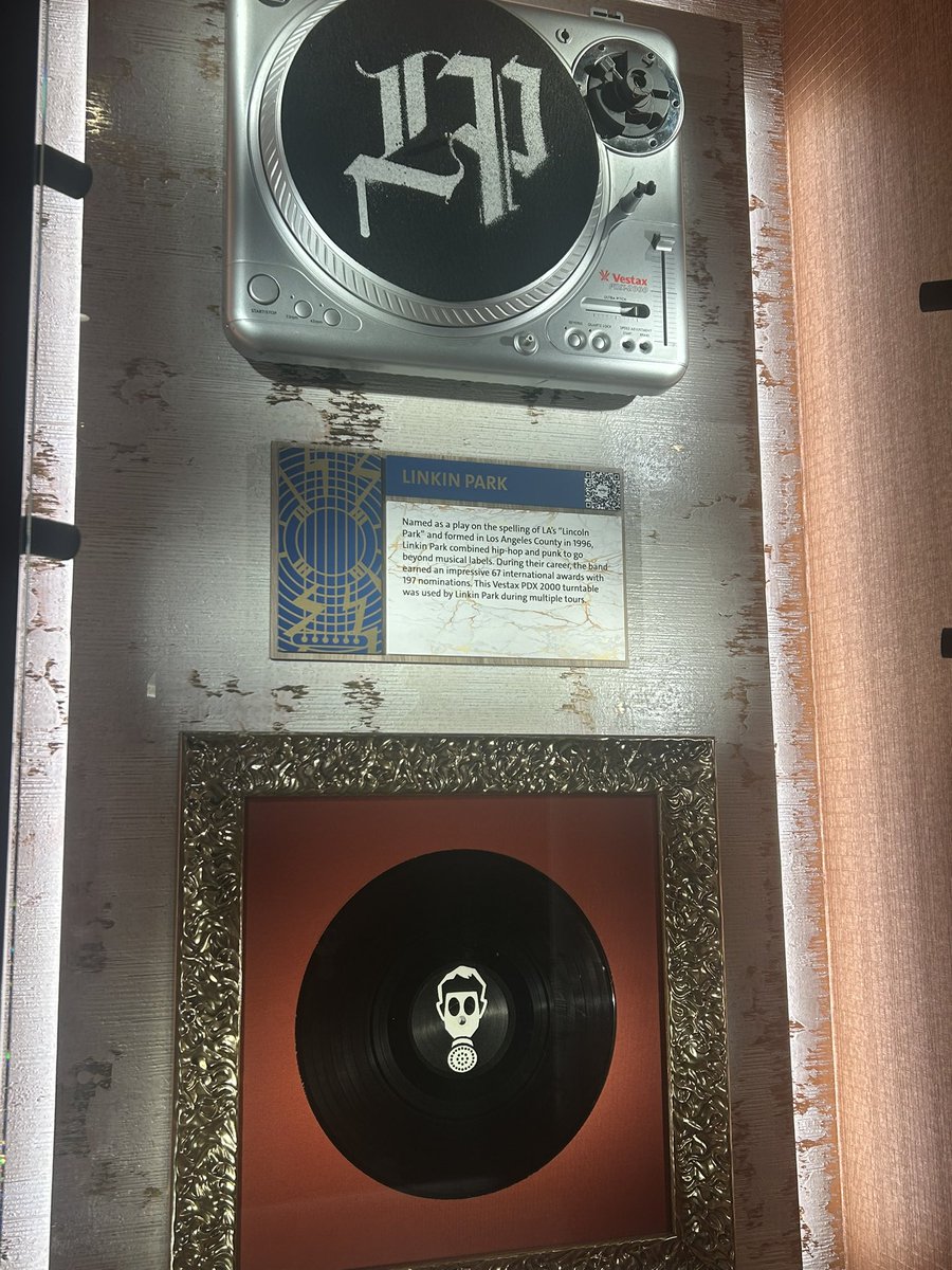 Look what I found! <a href="/mikeshinoda/">Mike Shinoda</a> <a href="/linkinpark/">LINKIN PARK</a> <a href="/heydudeimadam/">Adam Ruehmer</a> #LinkinPark #HardRockCafe