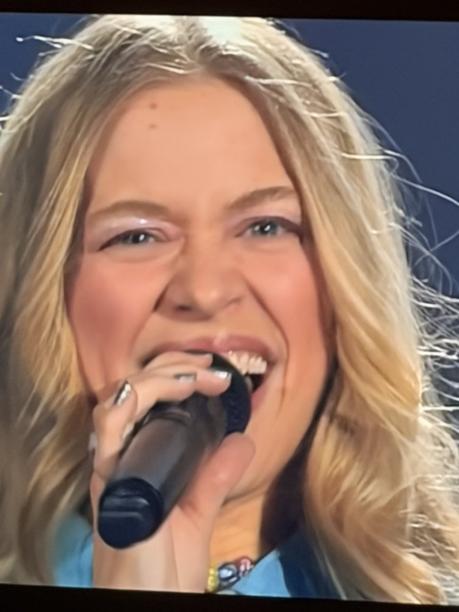 MFischedick's tweet photo. Ob ihre Freunde ihr gesagt haben: „Du wirst alle mit deiner natürlichen, frischen Art so umhauen, dass niemand merkt, dass du nicht singen kannst!“ 🫣#DasDeutscheFinale #ESC https://t.co/XSQN8TEIrv