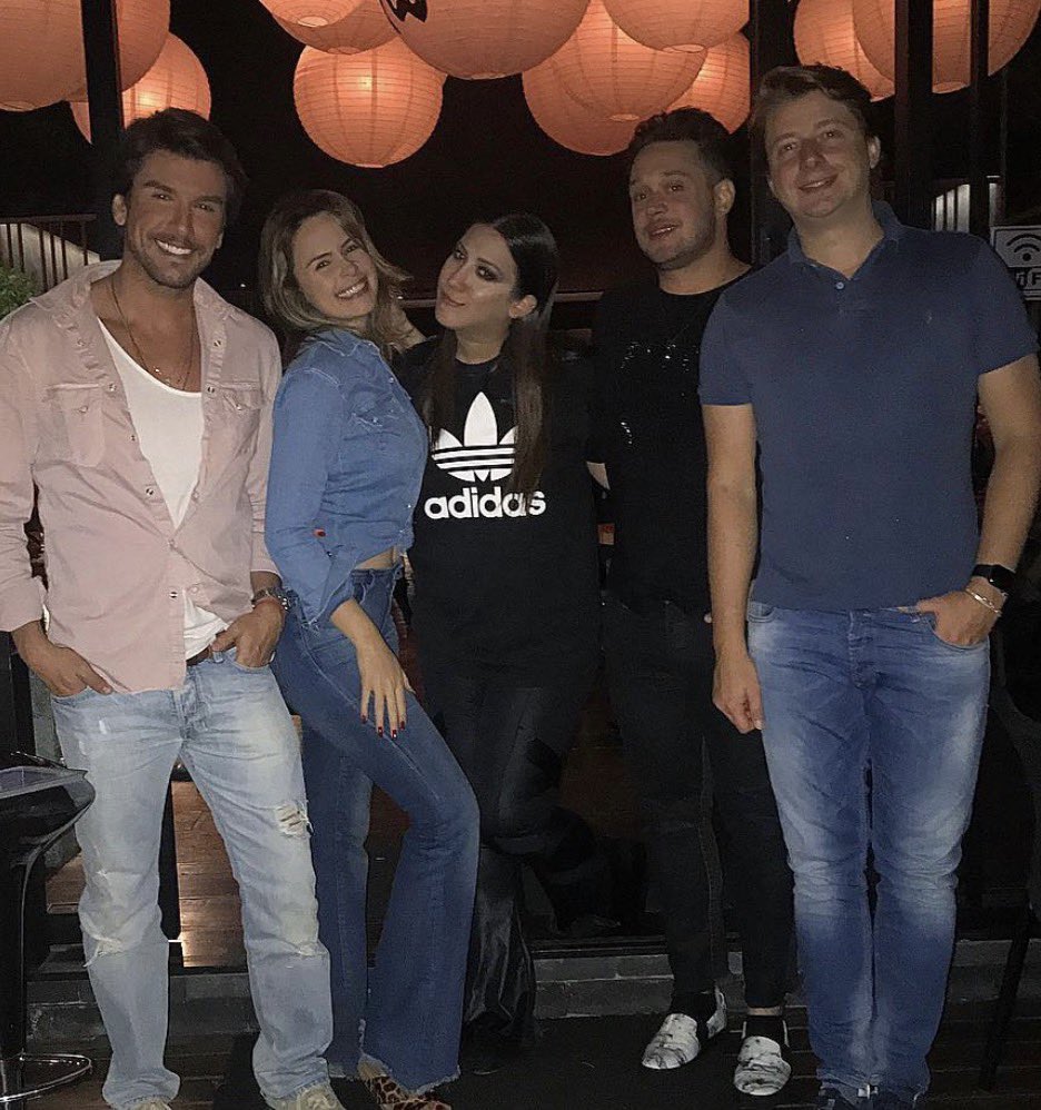 mileyctrlb's tweet photo. @RafaelDa77123 ué, mas faz sentido, olha a galera que anda com a ana Paula, não tem ninguém parecido com a tia milena https://t.co/hryQ3pzGpI
