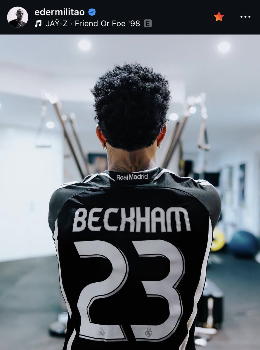 Éder Militão training in a vintage David Beckham Real Madrid kit. 🖤🤍