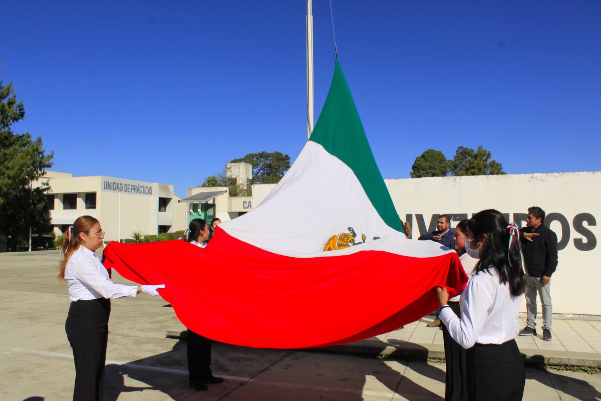 🇲🇽✨ Izamiento de Bandera | Día de la Bandera

En el TecNM Ciudad Serdán llevamos a cabo el Izamiento de la Bandera Nacional como parte de las actividades cívicas en el marco de la conmemoración del Día de la Bandera, celebrado cada 24 de febrero.

#PorAmorAPuebla
#PensarEnGrande