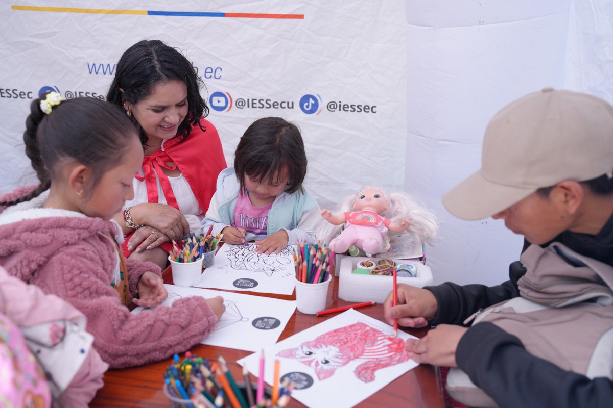 IESSPichincha's tweet photo. #IESSenTerritorio📍| Junto al @DHumanoEc acercamos nuestros servicios hasta Solanda donde más de 200 ciudadanos recibieron 🩺prevención en salud, 👥 asesoría ciudadana personalizada, ✅ afiliación instantánea insitu y 🎨espacios lúdicos para grandes y chicos. https://t.co/6N16T3DitT