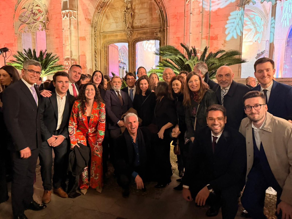 Rosanchezgrau's tweet photo. Enhorabona als guardonats amb la Medalla d’Or i els Premis Ramon Llull, amb els quals es reconeix el talent, el compromís i la trajectòria de persones i entitats que fan més grans les nostres illes cada dia.

Entre tots i totes feim les Illes Balears. Molt bona diada a tothom! https://t.co/ulibQpp0jS