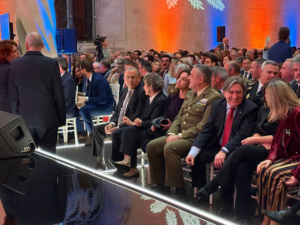 Rosanchezgrau's tweet photo. Enhorabona als guardonats amb la Medalla d’Or i els Premis Ramon Llull, amb els quals es reconeix el talent, el compromís i la trajectòria de persones i entitats que fan més grans les nostres illes cada dia.

Entre tots i totes feim les Illes Balears. Molt bona diada a tothom! https://t.co/ulibQpp0jS