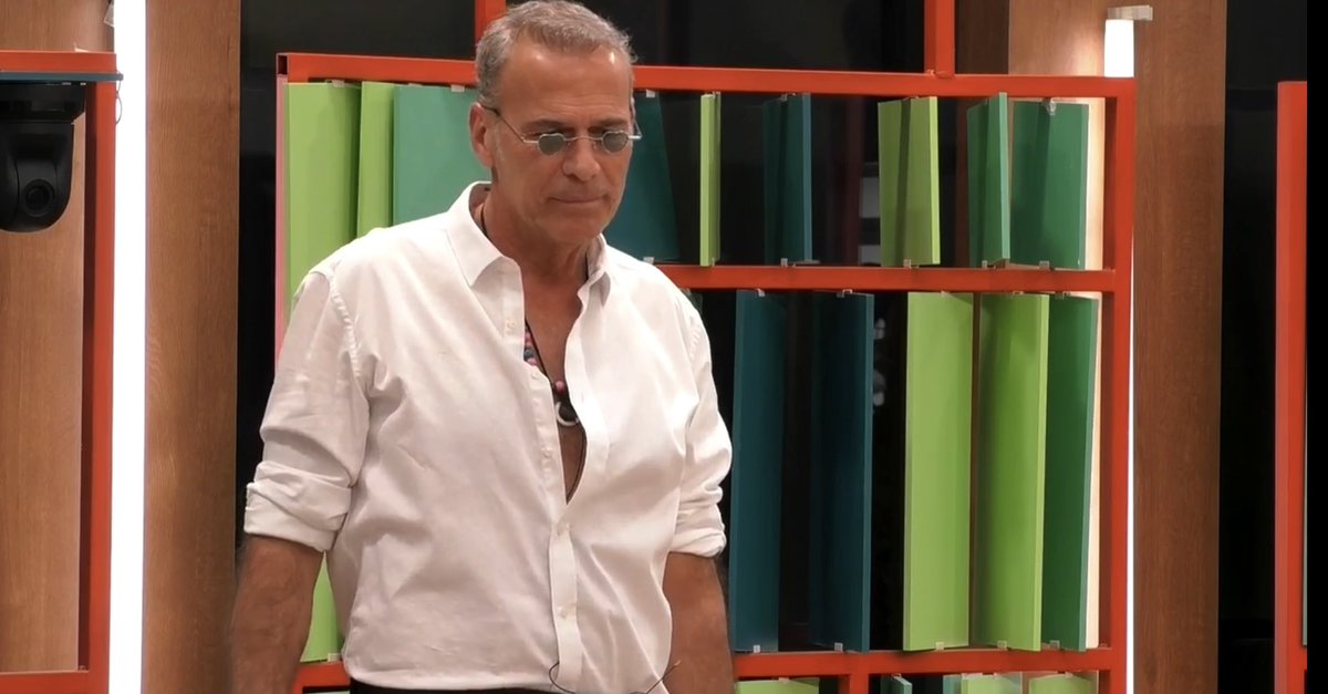 Carlos con el collar de Belén y las gafas de Cristina
#GHDuo28F