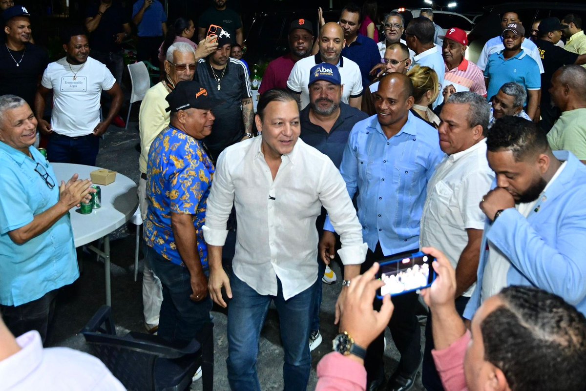 Patricio227's tweet photo. Abel Martínez en Hato del Yaque: "Nuestro compromiso es con la esperanza y el retorno de la dignidad al país"
 
Juramentó a exmiembros de la Fuerza del Pueblo que retornaron al partido morado integrándose a su proyecto presidencial, destacando que el PLD es la casa de quienes desean trabajar con determinación por el bienestar nación
 
SANTIAGO, RD. – Con un firme llamado a la unidad y la movilización social, el aspirante presidencial Abel Martínez encabezó un multitudinario encuentro en Hato del Yaque, donde aseguró que el Partido de la Liberación Dominicana (PLD) es la única fuerza capaz de devolverle el rumbo y la estabilidad a la República Dominicana.
 
En un acto marcado por el entusiasmo y el compromiso, Martínez dejó claro que su proyecto presidencial no es solo una aspiración política, sino un pacto inviolable con los sectores productivos y las bases populares que anhelan una transformación positiva real en el país.
 
Abel aseguró que en el partido de la estrella amarilla primarán la unidad, el acuerdo, la sensatez y el consenso, porque “a eso aspira la militancia de esa organización política y el pueblo”.
 
“El porvenir espera del PLD, y sobre todo de quienes aspiramos a dirigir el país, que nos pongamos de acuerdo para sacar al PRM y a su mal gobierno del poder, para que la gente pueda vivir como merece: con dignidad. Tenemos una gran tarea por delante y la asumimos como siempre, con determinación, con coraje y con la convicción de que estamos llamados a hacer posible la verdadera transformación de la República Dominicana”, concluyó Abel Martínez, asegurando, además, que será el candidato presidencial del PLD.
 
El evento sirvió de escenario para un momento político clave: la juramentación de un grupo de exmiembros de la Fuerza del Pueblo, quienes decidieron retornar a las filas del partido morado para integrarse formalmente al proyecto presidencial de Martínez. El líder opositor recibió a los juramentados con un mensaje de apertura, destacando que el PLD es la casa de quienes desean trabajar con determinación por el bienestar nacional.
 
El encuentro contó con el respaldo de figuras clave de la estructura partidaria y municipal y provincial, destacándose la presencia de los miembros del Comité Central: Willy Mata, regidor y presidente del Ayuntamiento de Hato del Yaque; Sergio Beato, presidente de Dignidad Jurídica, gremio de los abogados del PLD en Santiago y vicepresidente del PLD; Bray Vargas y Mayobanex Martínez, diputados de la provincia Santiago.
 
También Héctor Concepción (Father) y Ambioris González, regidores del Ayuntamiento de Santiago; Michael García, secretario general del PLD en Hato del Yaque; así como Pablo Grullón, Aníbal Abreu, Adalgisa Torres González, excandidata a vicealcaldesa, y Eduardo Rodríguez, regidor por Las Canelas, entre otros miembros del CC, dirigentes medios, militantes y representantes de diversos sectores de la sociedad civil.

Sábado 28 de febrero 2026