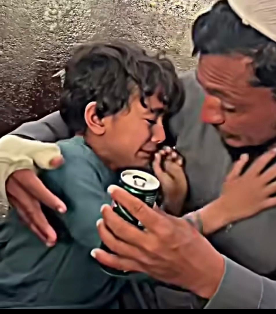 amina_ahmady's tweet photo. ستونزې د خبرو اترو او سوله‌ییزو لارو حل شي. جګړه هېڅکله حل لاره نه ده؛ سوله، زغم او متقابل درناوی د دوامدار ثبات یوازینۍ لار ده.
✊ د بې‌ګناه خلکو د ژوند ساتنه باید لومړیتوب وي2/2 https://t.co/cYOmuj0lYf