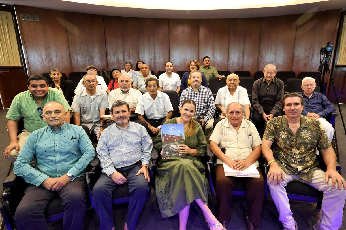CeciliaPatronL's tweet photo. El conocimiento que preserva nuestra identidad merece todo nuestro reconocimiento.

Fue un gusto saludar a cronistas e historiadores de Yucatán durante su reunión mensual, quienes con dedicación resguardan la memoria de cada municipio. 📚

Agradezco la entrega de la segunda edición del Gran Libro de Yucatán, una obra que fortalece nuestra historia y el conocimiento colectivo.

#MéridaContigoEsMejor
