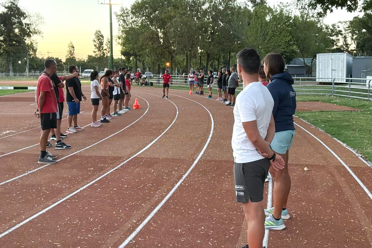 En el Polideportivo Domingo F. Sarmiento de Tigre Centro, brindamos una capacitación sobre Triatlón a profesores de los centros deportivos, con contenidos teóricos sobre el reglamento y prácticas en el lugar.

<info> bit.ly/4sg90S4