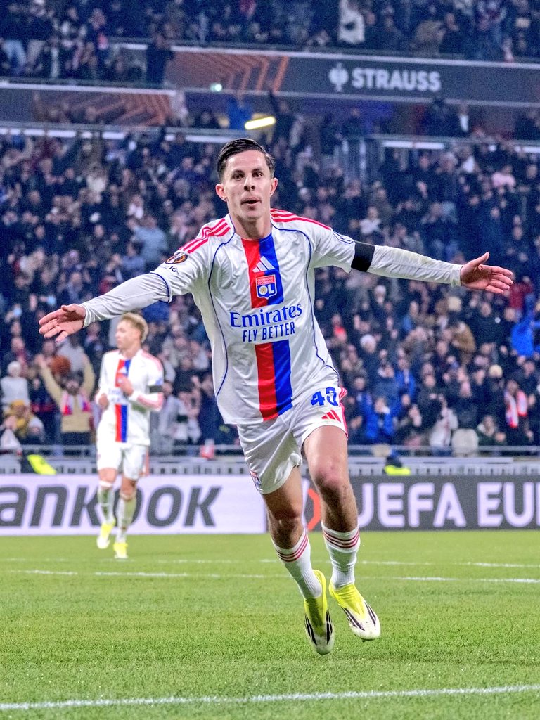 ˙ °✧🇫🇷 Remi Himbert, Lyon bünyesindeki önemli potansiyellerden.

1⃣7⃣ yaşındaki genç hücum oyuncusu.

💧 Çevik, yapmış olduğu çapraz koşularda oldukça başarılı, topla ani dönüşler yapabiliyor kapanan savunmayı delme meziyeti mevcut ve bağlantı oyunu ise gelişime açık.

⊙