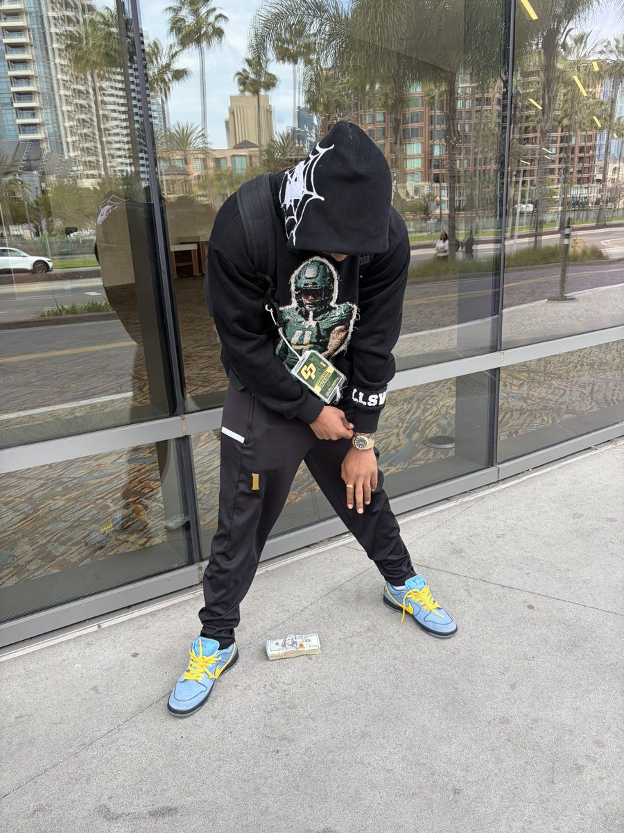 twoonederful's tweet photo. You cant leave me with a frown, I took this shit from off the ground π¦
π #4L #Numba1π©Έ https://t.co/5k2vT76tqb