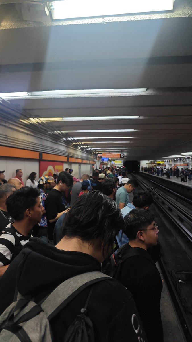 ivan_conher's tweet photo. @MetroCDMX @SEMAR_mx Llevamos más de 20 minutos esperando en Tacuba línea 7 y ahora cuál es la excusa??? https://t.co/rJIz07sPHz