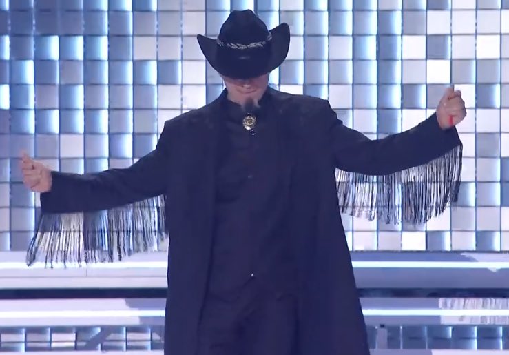 _alber3llo_'s tweet photo. tutta l’orchestra con il cappello mi da le stesse vibes dei musicisti che continuano a suonare mentre affonda il titanic  #Sanremo2026 https://t.co/zAOkvIWcwe
