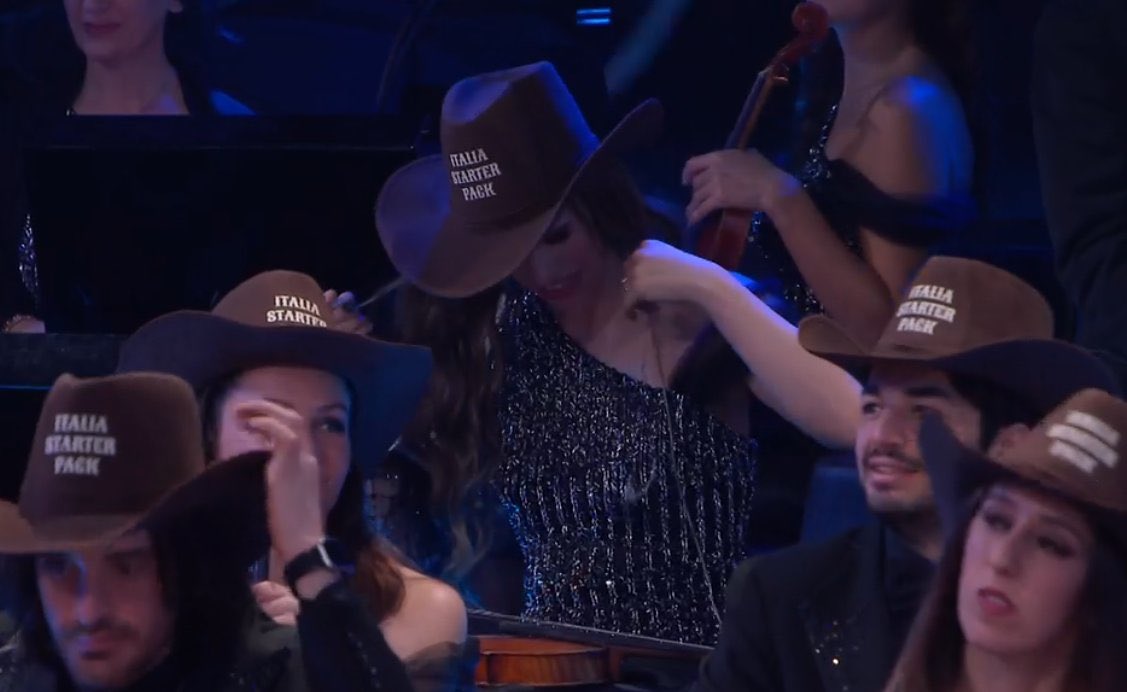 _alber3llo_'s tweet photo. tutta l’orchestra con il cappello mi da le stesse vibes dei musicisti che continuano a suonare mentre affonda il titanic  #Sanremo2026 https://t.co/zAOkvIWcwe