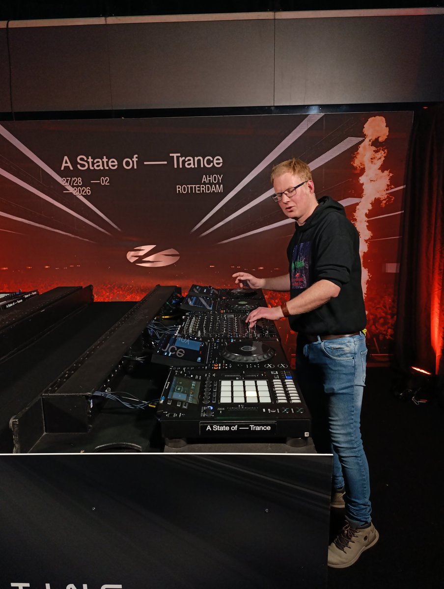ClSchouls's tweet photo. Lekker draaien @asot net als beroemd Armin 😁 https://t.co/7MsMD8sWUL