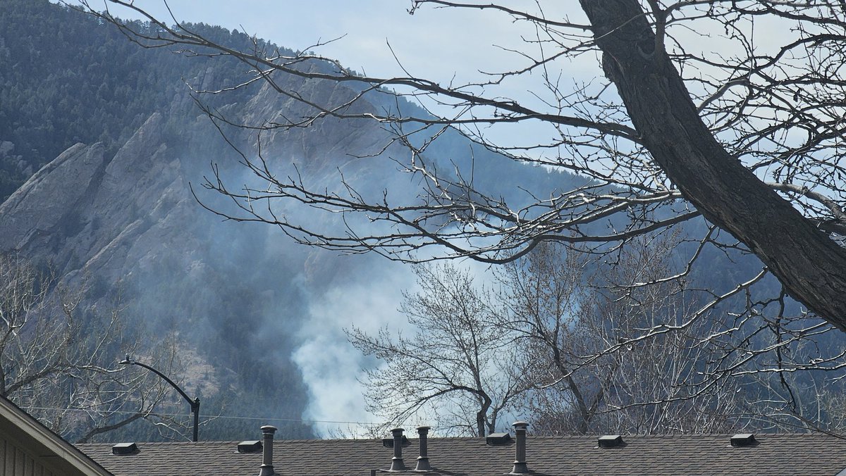 mitchellbyars's tweet image. Smoke really visible in #Boulder