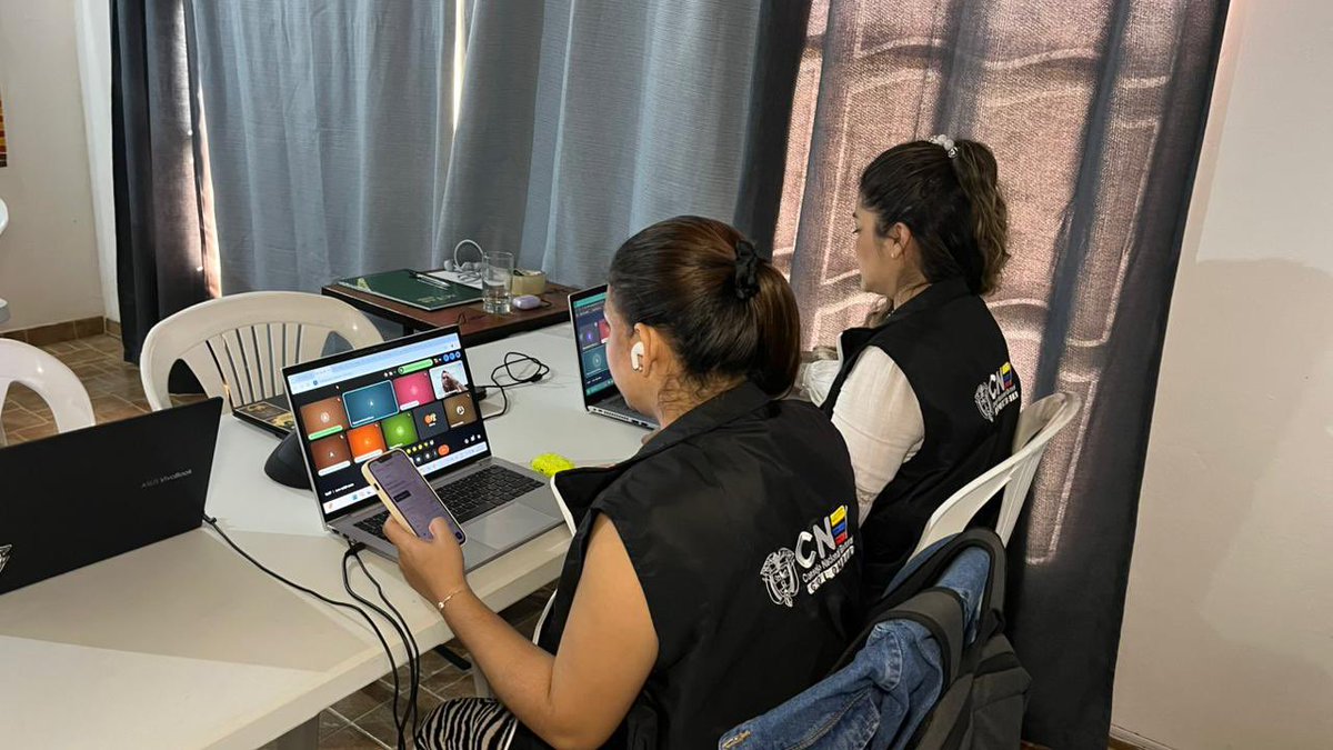 CNE_COLOMBIA's tweet photo. #CNEConLasRegiones | En Inírida (#Guainía) se realizó con éxito simulacro de carga E-14. Los 5 enlaces territoriales identificaron fallas, midieron tiempos de carga y descarga para garantizar su validación el próximo 8 de marzo. Eso es actuar con #LegitimidadYTransparencia. https://t.co/UrNlM5hzLI