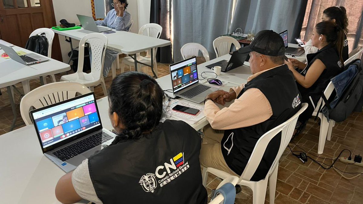 CNE_COLOMBIA's tweet photo. #CNEConLasRegiones | En Inírida (#Guainía) se realizó con éxito simulacro de carga E-14. Los 5 enlaces territoriales identificaron fallas, midieron tiempos de carga y descarga para garantizar su validación el próximo 8 de marzo. Eso es actuar con #LegitimidadYTransparencia. https://t.co/UrNlM5hzLI