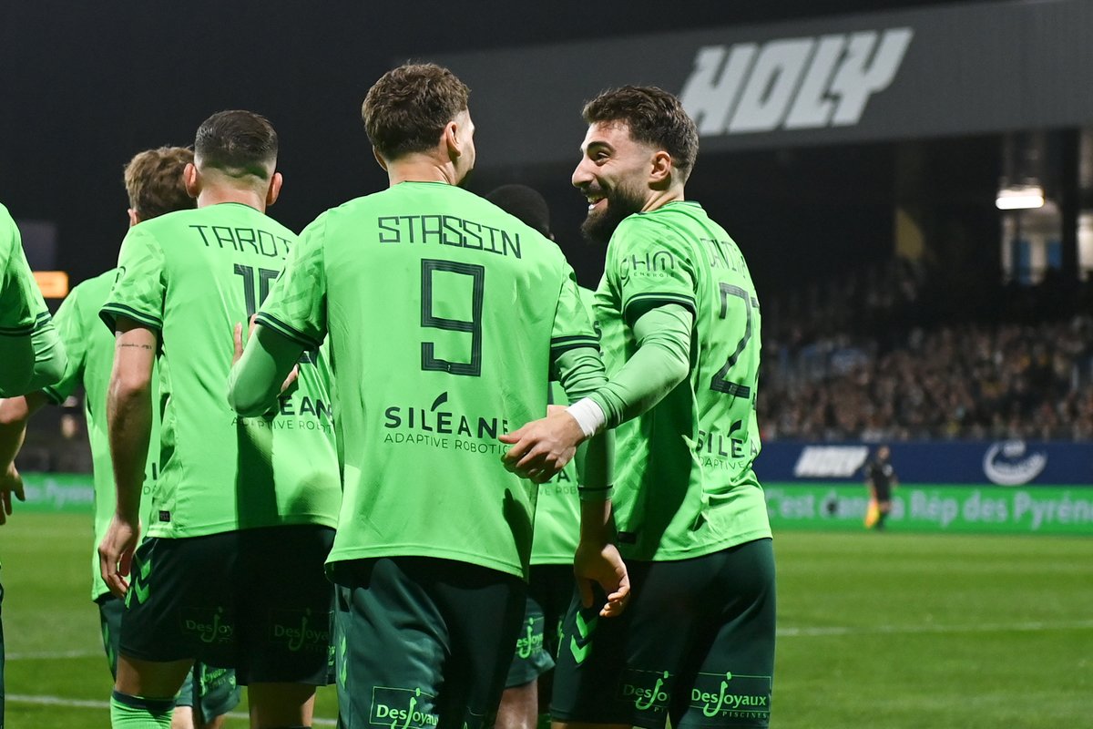 _BeFootball's tweet photo. 🚨🚨 𝗦𝗧𝗔𝗦𝗦𝗜𝗡 𝗘𝗡𝗩𝗢𝗜𝗘 𝗟'𝗔𝗦𝗦𝗘 𝗘𝗡 𝗧𝗘̂𝗧𝗘 𝗗𝗘 𝗟𝗔 𝗟𝗜𝗚𝗨𝗘 𝟮 👑💚🤍

Les Verts ont provisoirement 1 pt d'avance sur Troyes, qui jouera lundi soir face à Amiens 👀

Stassin impliqué sur 10 buts en L2 cette saison 👏 https://t.co/EFGDWiSDmJ