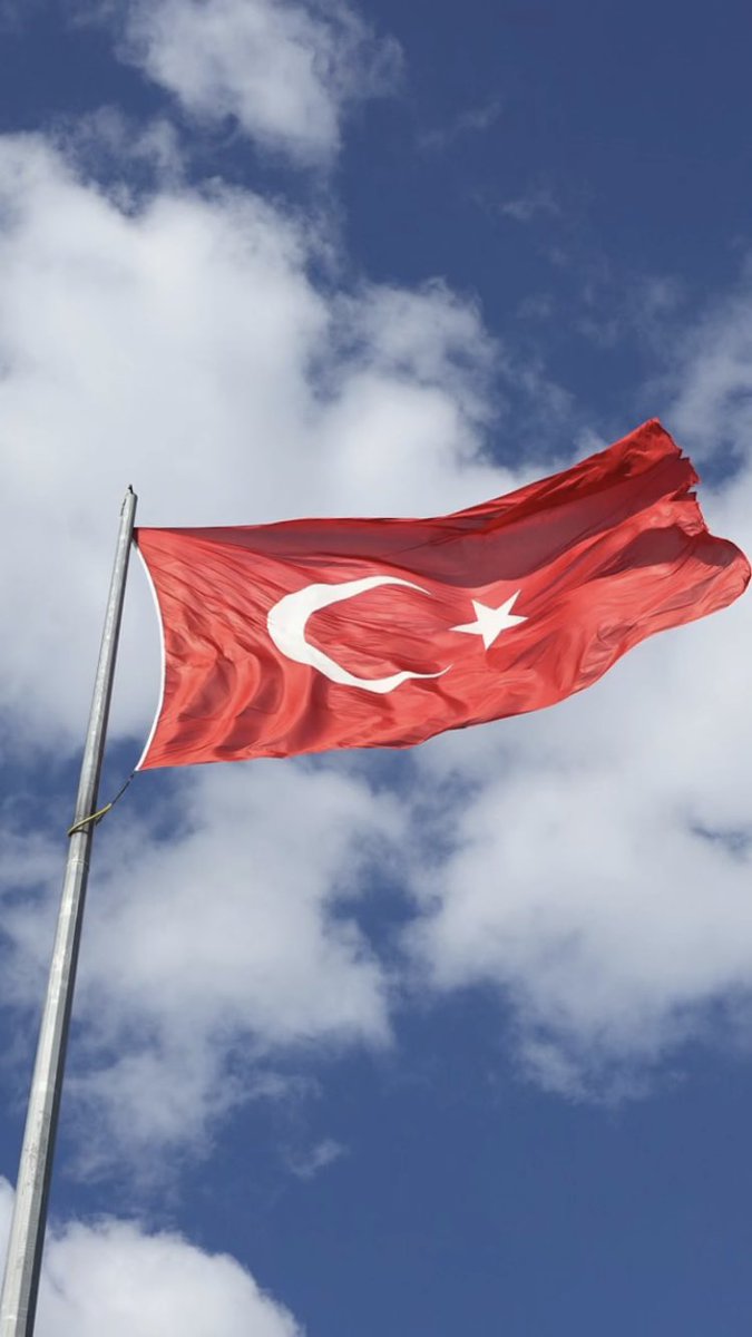 eses169's tweet photo. Üç tarafı denizlerle Dört tarafı hainlerle sarılı ülkemizi sen koru Allah'ım. 🇹🇷 🤲🏻 https://t.co/bnjWLtTs1s