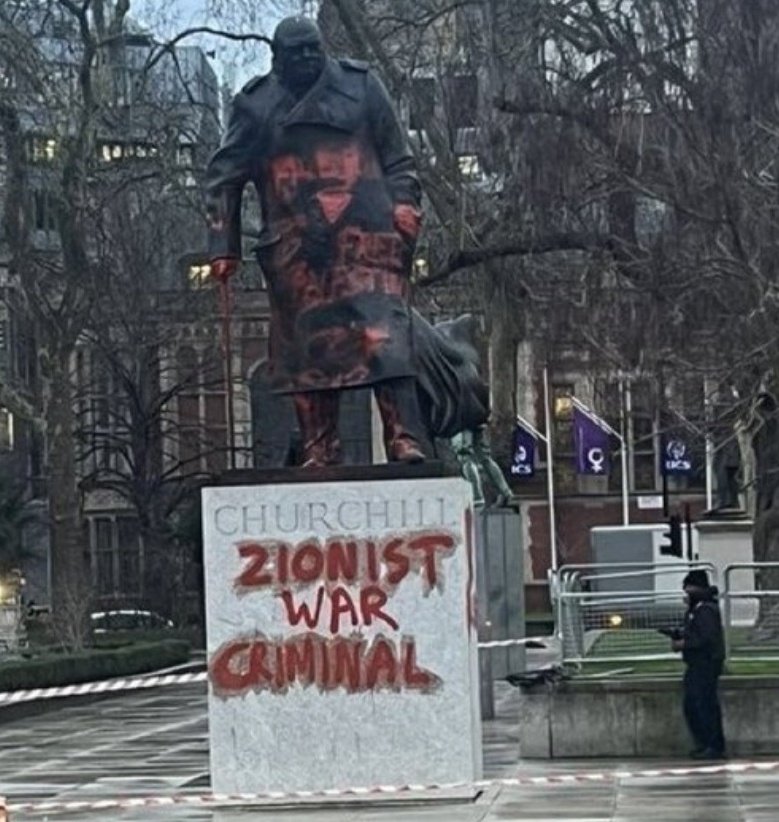 Así ha amanecido la estatua de Churchill en Londres.
La gente sabe cosas...
