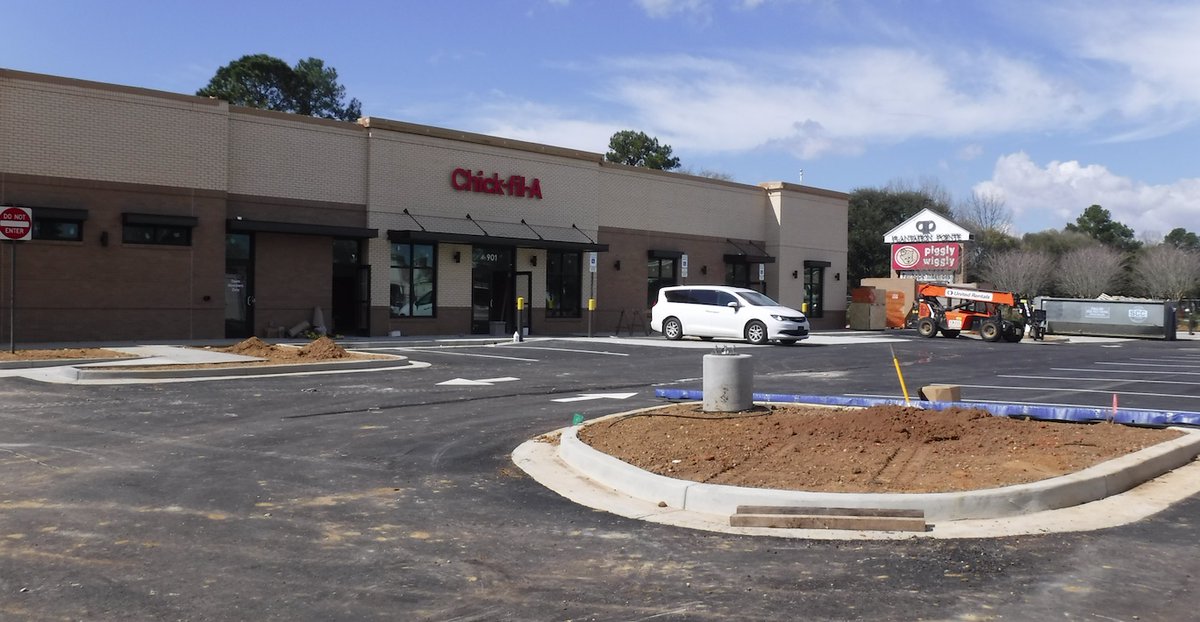 Fairhope_Times's tweet image. New Fairhope Chik-fil-A "now hiring" from a temporary office in the parking lot. Mid-March opening still hoped-for ... .  #fairhopenews #chickfila #fairhopealabama #fastfood #fairhopetimes