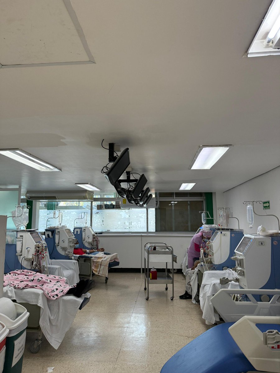 IMSS_Bienestar's tweet photo. 🏥​ En #IMSSBienestar supervisamos de cerca la regularización del servicio de #hemodiálisis en nuestras Unidades Médicas del Estado de México.

🩺 Continuamos trabajando para garantizar que cada paciente reciba atención oportuna y de calidad. https://t.co/5qWlQZQ9uo