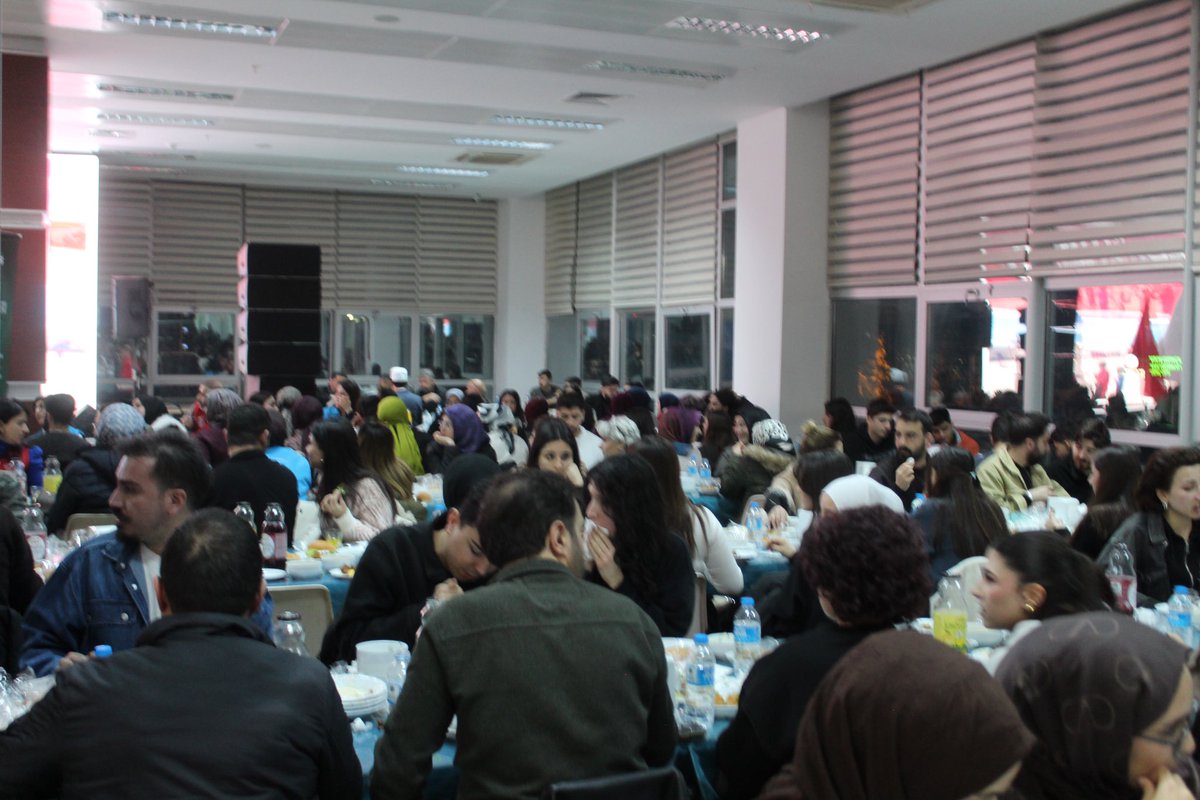 GSB_Van's tweet photo. Kampüs İftarları 2026 🌙✨

Ramazan’ın birlik, bereket ve paylaşma iklimini bugün de gençlerimizle birlikte yaşadık.

Gençlik Hizmetleri Genel Müdürümüz Enes Efendioğlu, Van Yüzüncü Yıl Üniversitesi’nde düzenlenen kampüs iftarında gençlerimizle aynı sofrayı paylaştı. https://t.co/fP9ly4Fcnu