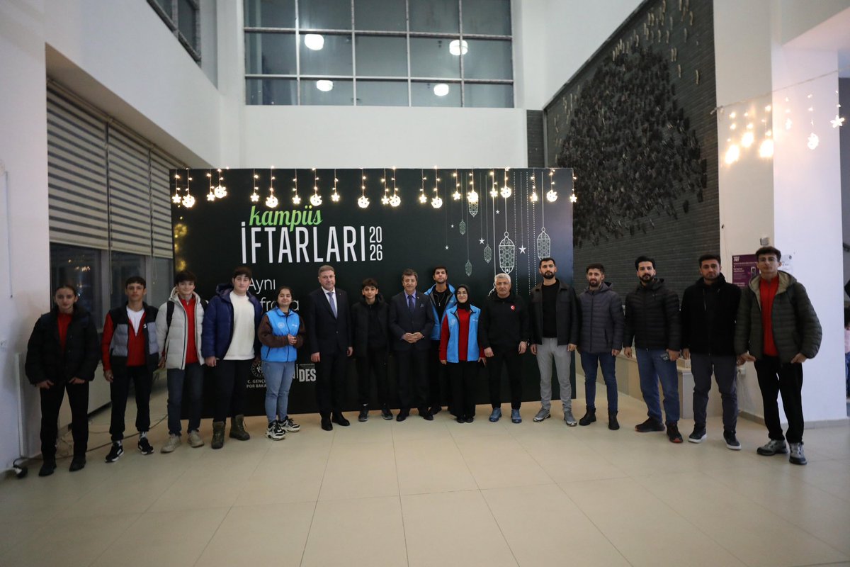 GSB_Van's tweet photo. Kampüs İftarları 2026 🌙✨

Ramazan’ın birlik, bereket ve paylaşma iklimini bugün de gençlerimizle birlikte yaşadık.

Gençlik Hizmetleri Genel Müdürümüz Enes Efendioğlu, Van Yüzüncü Yıl Üniversitesi’nde düzenlenen kampüs iftarında gençlerimizle aynı sofrayı paylaştı. https://t.co/fP9ly4Fcnu