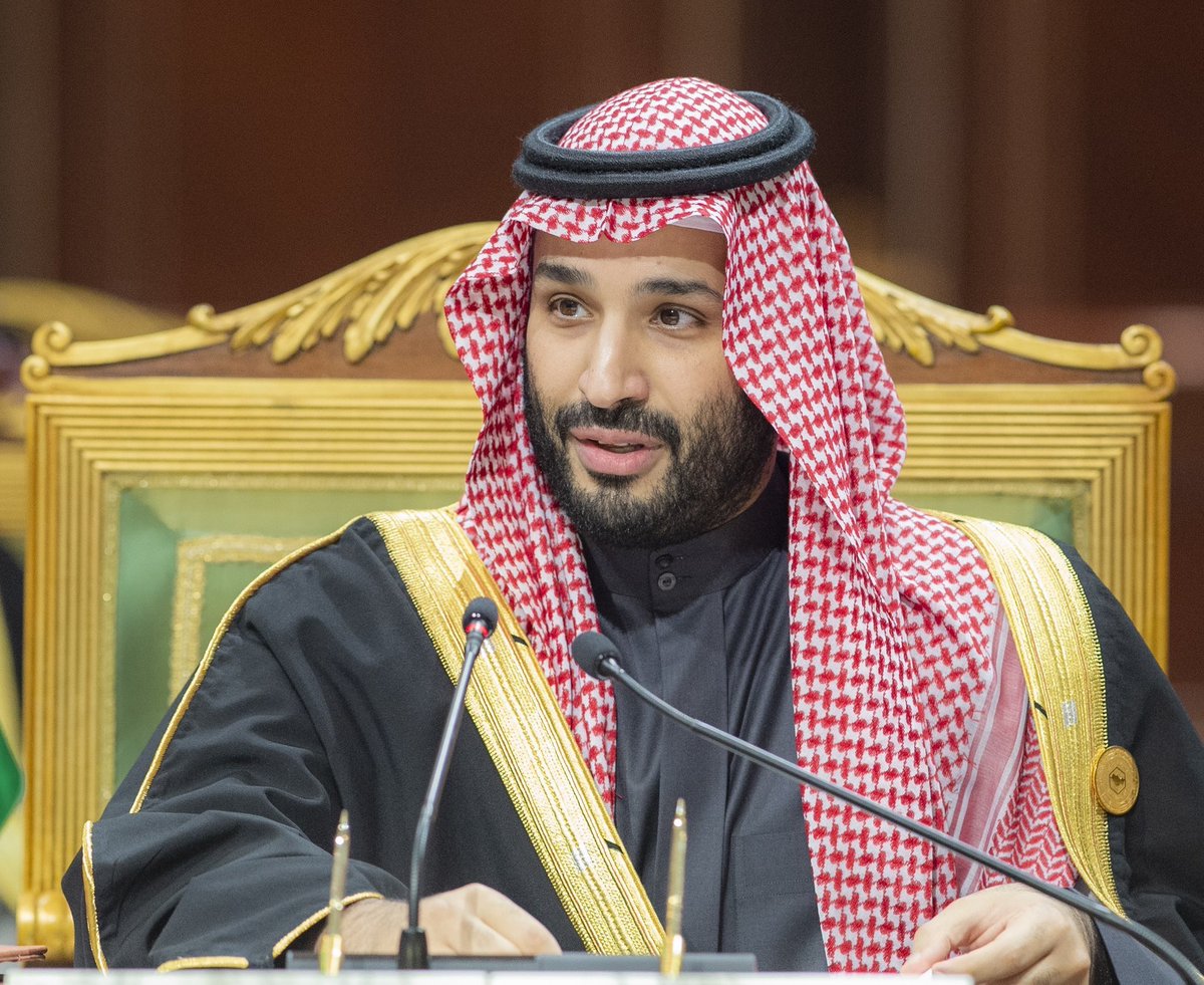 AJELNEWS24's tweet photo. عاجل 🔴 

تلقى صاحب السمو الملكي الأمير محمد بن سلمان بن عبدالعزيز آل سعود ولي العهد رئيس مجلس الوزراء، اتصالًا هاتفيًا اليوم، من جلالة الملك محمد السادس ملك المملكة المغربية.

 وجرى خلال الاتصال بحث مستجدات الأحداث في ظل التصعيد العسكري الذي تشهده المنطقة، إلى جانب بحث الاعتداءات الإيرانية السافرة التي طالت المملكة والدول الشقيقة.

 وقد عبر ملك المغرب عن إدانته للاعتداء الذي استهدف المملكة، ووقوف المغرب حكومةً وشعبًا إلى جانب المملكة.