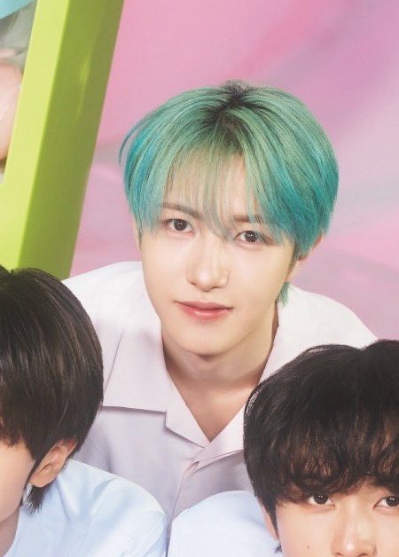 renjun and his mint hair 💛🩵