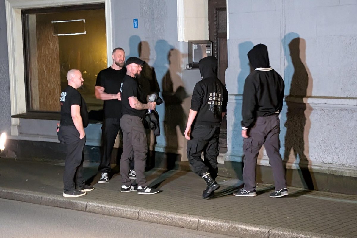 InfoportalDUS's tweet photo. Die selbsternannten „Rheinlandverteidiger“ stellten am Freitagabend in Dortmund-Dorstfeld den Ordner- bzw. Türsteherdienst für eine Veranstaltung der neonazistischen Partei Die Heimat.
#NoNazisDo #NoNazisDus https://t.co/QcpXXXPLSt