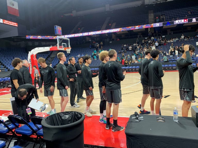 OCSportsZone's tweet photo. Aliso Niguel prepares to enter the court at Toyota Arena for CIF Division 3 final. Check back for story and updates. Tim Burt reporting. John Luciano with photos.
PHOTO: Tim Burt, OC Sports Zone
@OCSportsZone @BoysAliso @TimBurtIrvine @FernandoMDonado @thebaus @James_Escarcega https://t.co/tHusNSmEiE