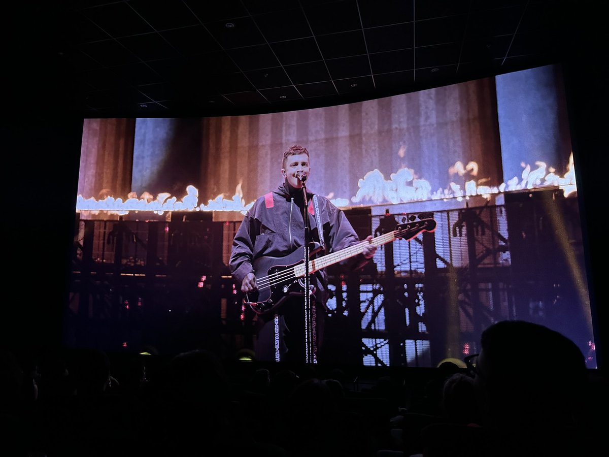 aiin_sr09's tweet photo. Haciendo fotos en el cine al documental de twenty one pilots como si fuese un concierto, que de hecho sí que es un concierto 🤓👆🏻 https://t.co/2NAuQNNIEW