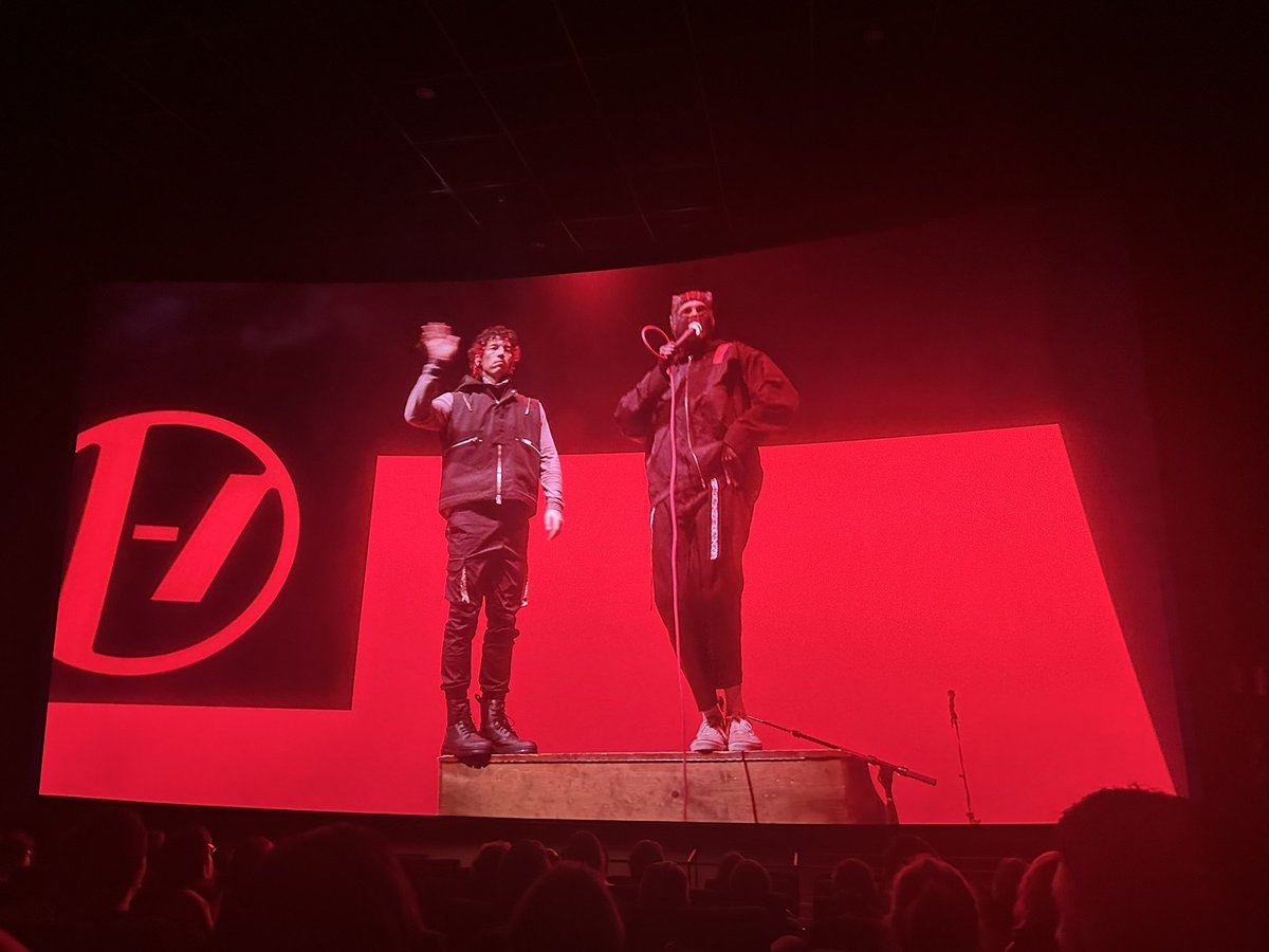 aiin_sr09's tweet photo. Haciendo fotos en el cine al documental de twenty one pilots como si fuese un concierto, que de hecho sí que es un concierto 🤓👆🏻 https://t.co/2NAuQNNIEW
