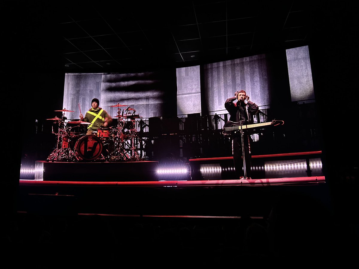 aiin_sr09's tweet photo. Haciendo fotos en el cine al documental de twenty one pilots como si fuese un concierto, que de hecho sí que es un concierto 🤓👆🏻 https://t.co/2NAuQNNIEW