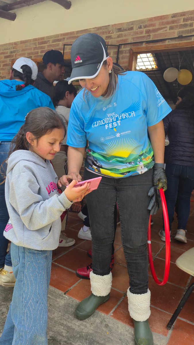 SecFPublicaCund's tweet photo. Hoy en Tabio no solo pintamos paredes… 🎨

Pintamos sueños, oportunidades y futuros llenos de color.

Nuestros Voluntarios Sociales de Cundinamarca y el Club de la Felicidad transforman escuelas con compromiso y amor por la comunidad.

#Voluntariado #ClubDeLaFelicidad #Tabio https://t.co/NvS9kS5v6y