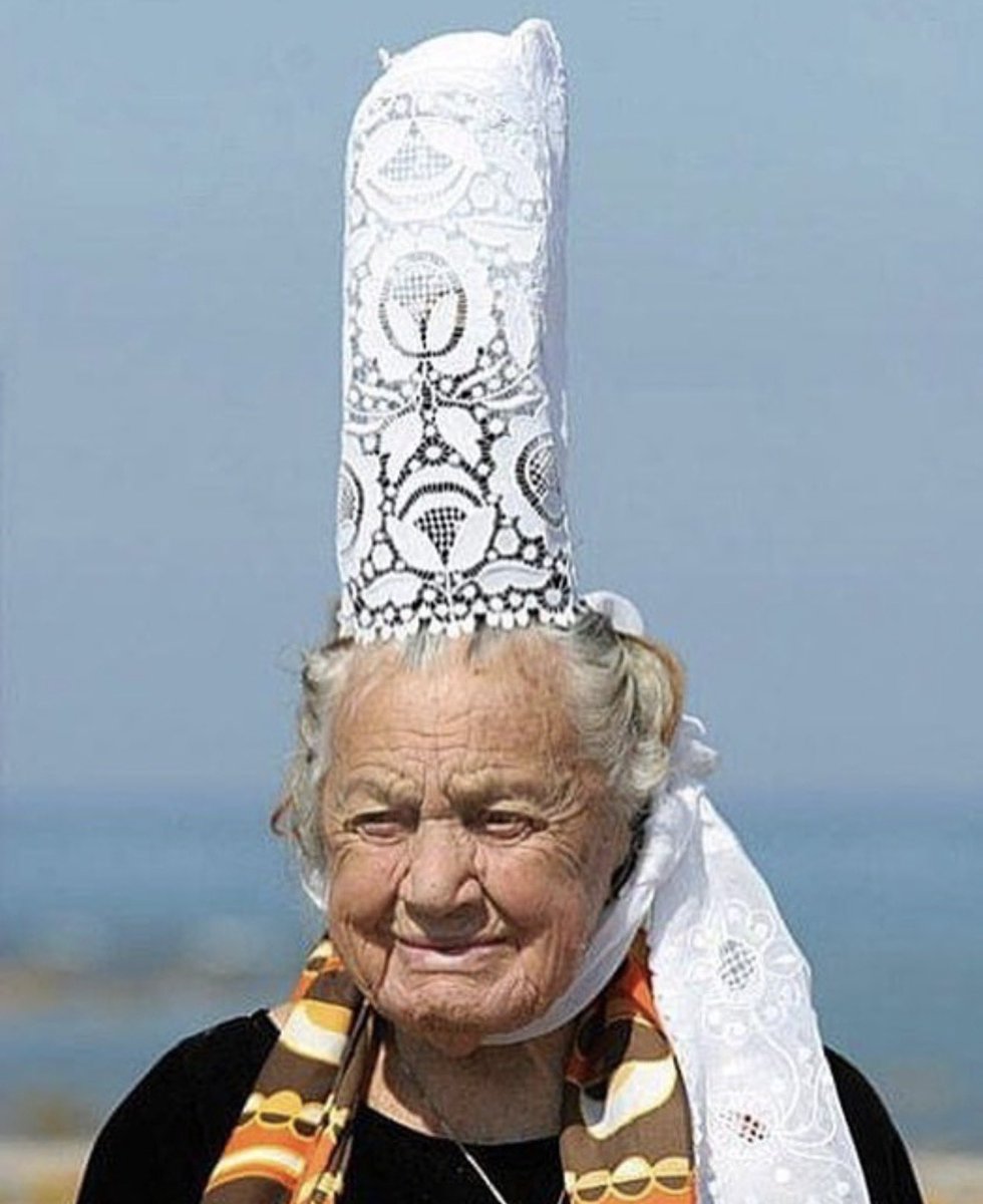 Bon anniversaire Alexia ✨️

Aujourd’hui, la plus emblématique des Bigoudènes célèbre ses 100 ans !

Née à Plomeur le 28 février 1926, Alexia Caoudal est la dernière Bigoudène à avoir porté le costume traditionnel au quotidien. 

#Bretagne 🎂😇❤️