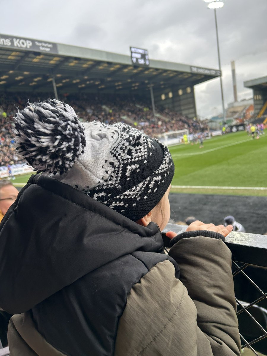 Laura Evans tweet media