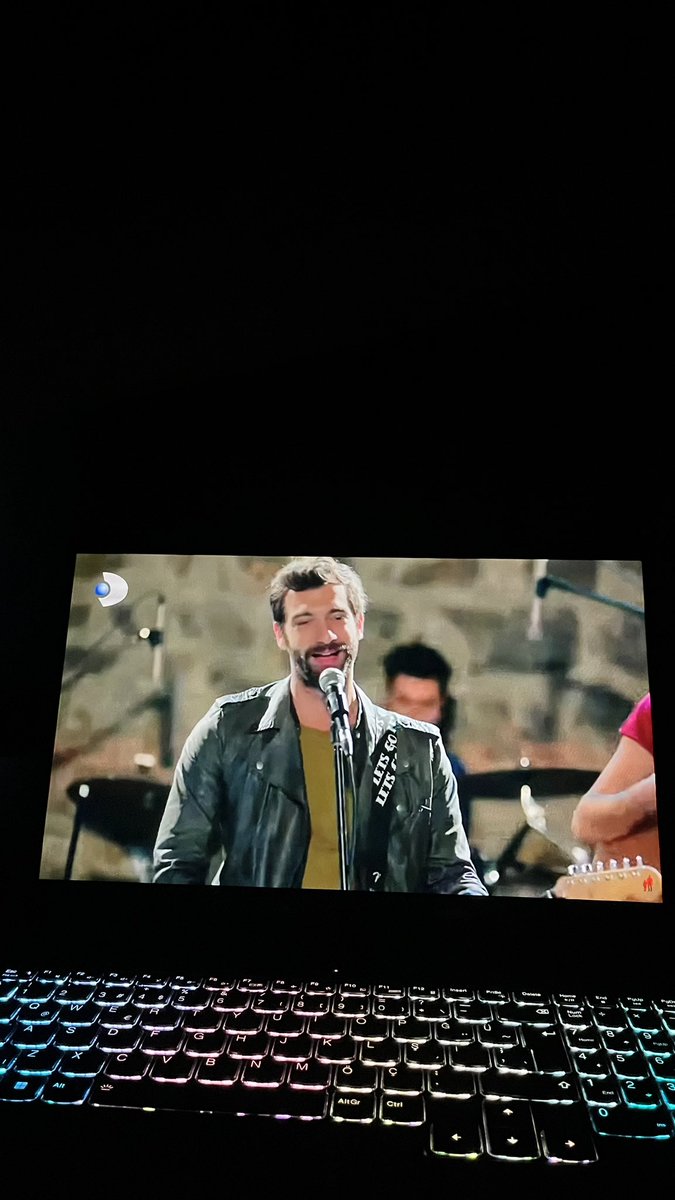 Elleri ellerimeeee gözleri gözlerimeee