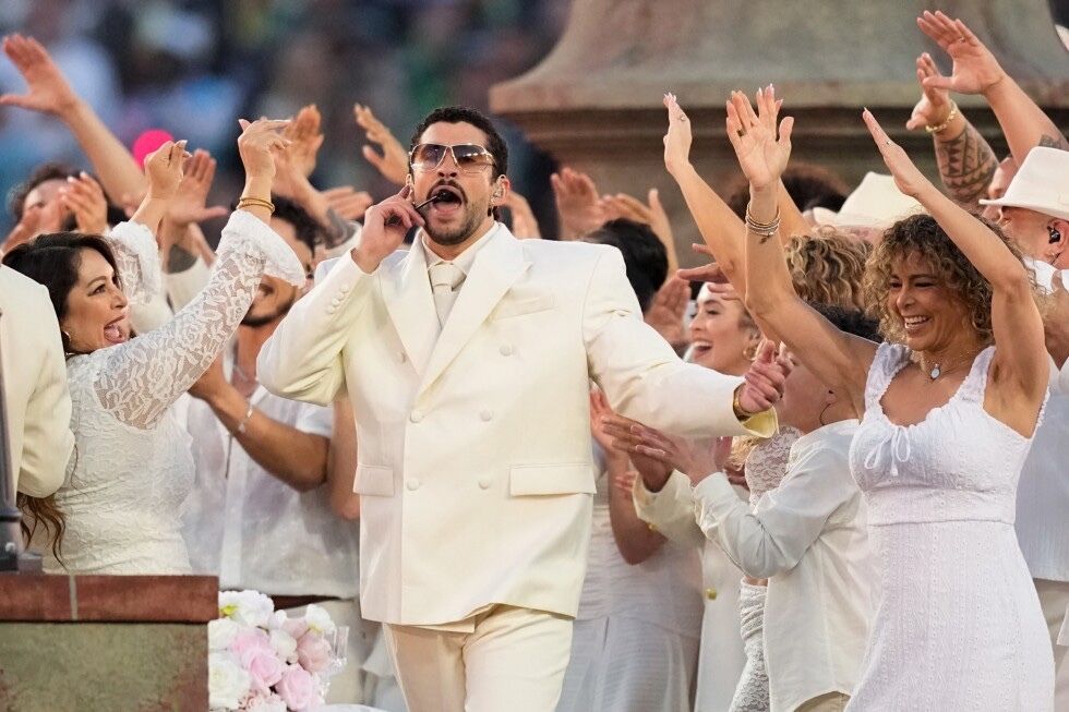 techjunkiejh's tweet image. #BadBunny’s #SuperBowl halftime show sparks global #streaming surge, #AppleMusic #data shows apnews.com/article/super-…   #investing    #EmergingMarkets #geopolitics   #Economics  #Tech  #Culture #Society #Trump #USA  #Sports #Entertainment  (if you are #Latino, I don’t know how you