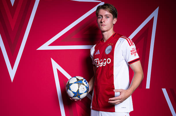 Ajaxscoutnation's tweet photo. Overzicht 1: contracten tot 2027 (deel 1)
Luca #Messori CM middenvelder met controle en rust.
Pharell #Nash RB - verwacht dat hij bijtekent zodra hij 18 wordt.
Tijn #Peters CM (2027 + optie 2 jaar), laatste tijd basisklant.
Zakaria #Ouazane SP - Vooral Wisselspeler in Jong. https://t.co/z4HXmjtHqp
