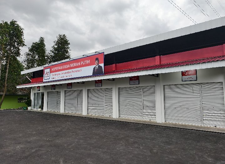 Koprasi Desa Merah Putih KDMP di Klaten Jawa tengah. Dapat pinjamam 3 M tenor 6 tahun. Cicilan utangnya 50 juta sebulan atau 600 juta satu tahun. Jadi per harinya harus dapat margin bersih minimal 1,66 jt. coba untuk dapat keuntungan segitu omsetnya harus sekitar 40 juta sehari.