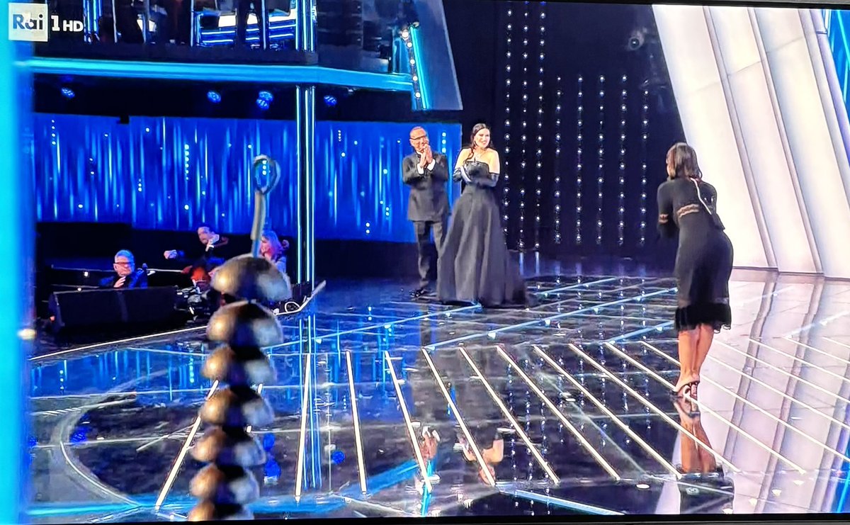 ilgioker's tweet photo. Comunque questo plug anale che compare ogni volta che c’è questa inquadratura doveva farci capire qualcosa #sanremo2026 https://t.co/uceWZ4LSjY