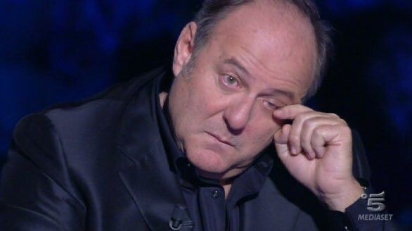 Ilaaari4's tweet photo. "scalerei la terra al cielo, anche l'universo intero per averti qui con me" 
SERENA. #Sanremo2026 https://t.co/4xpei38Rmv