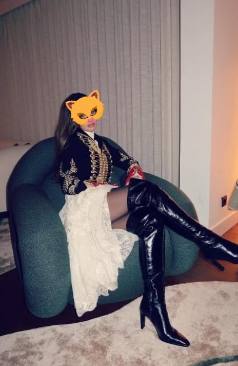 Son las 12 de la noche y la Psiquiátrica esta vestida ridícula y sacándose fotos encerrada en la casa...

Todo el día estuvo con el celular, no paro ni un segundo prendida al celular! 

Estamos de acuerdo qué esta en modo trastornada sola cómo loca mala!!

La Casa es un horror!!