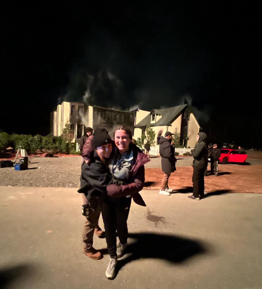 smallvillebvs's tweet photo. they did in fact rebuild the Macher house, not just on a soundstage, but on location as well just so they could really burn it down. 

gotta love when Scream goes practical 🙏

(via @biancacopeman on IG) https://t.co/vqcNq9EJMm